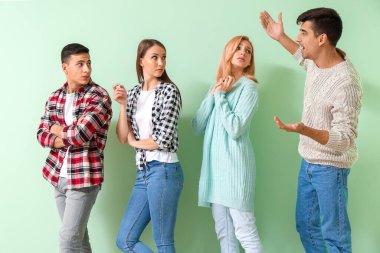 Gençler renk arkaplanı kuyruğunda bekliyorlar