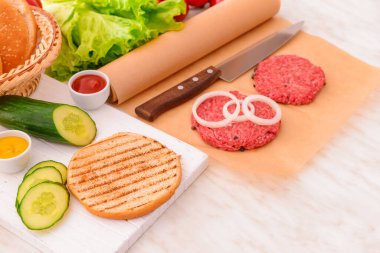 Beyaz arkaplanda lezzetli burger malzemeleri