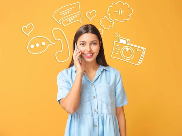 Mladá Žena Mluví Mobilním Telefonem Barevném Pozadí — Stock fotografie