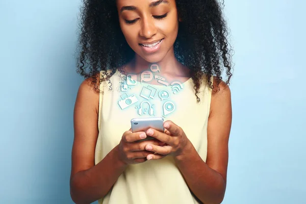 Portret Van Een Mooie Afro Amerikaanse Vrouw Met Mobiele Telefoon — Stockfoto