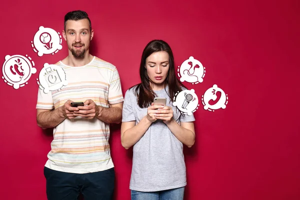 Jong Echt Paar Met Mobiele Telefoons Kleur Achtergrond — Stockfoto