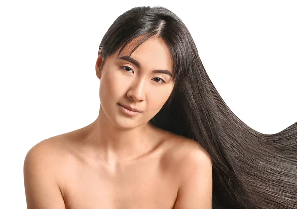 Joven Mujer Asiática Con Hermoso Pelo Largo Sobre Fondo Blanco —  Fotos de Stock