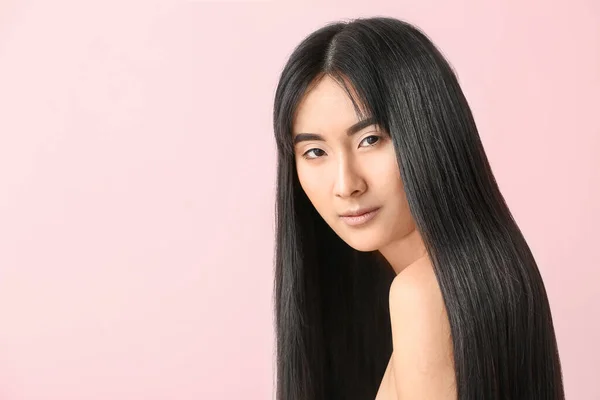 Fiatal Ázsiai Gyönyörű Hosszú Haj Színes Háttér — Stock Fotó