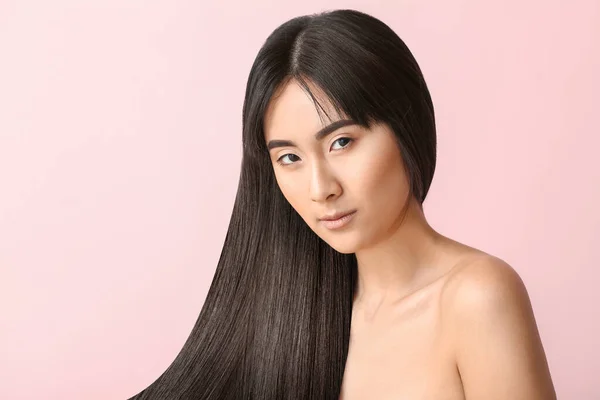 Młoda Azjatka Pięknymi Długimi Włosami Tle Koloru — Zdjęcie stockowe