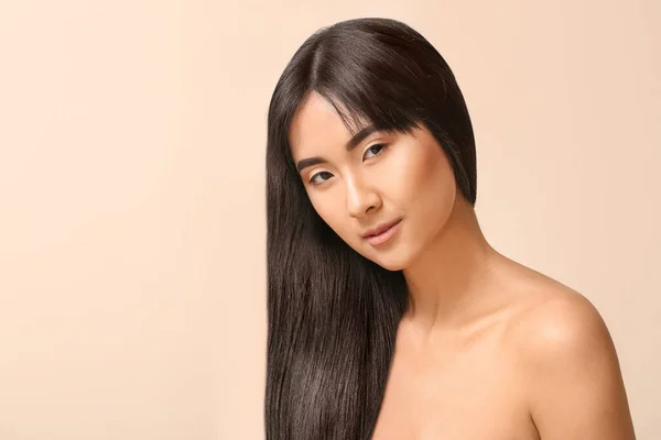 Młoda Azjatka Pięknymi Długimi Włosami Tle Koloru — Zdjęcie stockowe