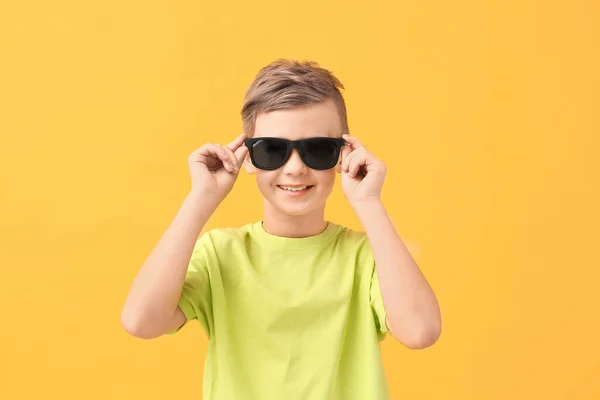 Lindo Niño Con Gafas Sol Fondo Color — Foto de Stock