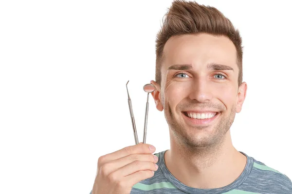 Bello Giovane Uomo Con Strumenti Dentali Sfondo Bianco — Foto Stock