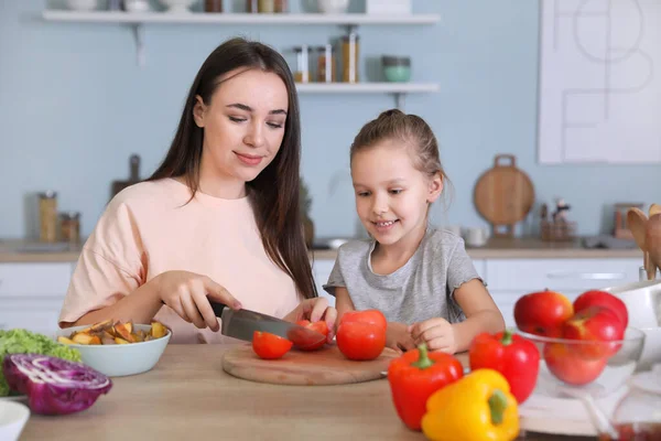 Mutter Mit Tochter Kocht Gemeinsam Küche — Stockfoto