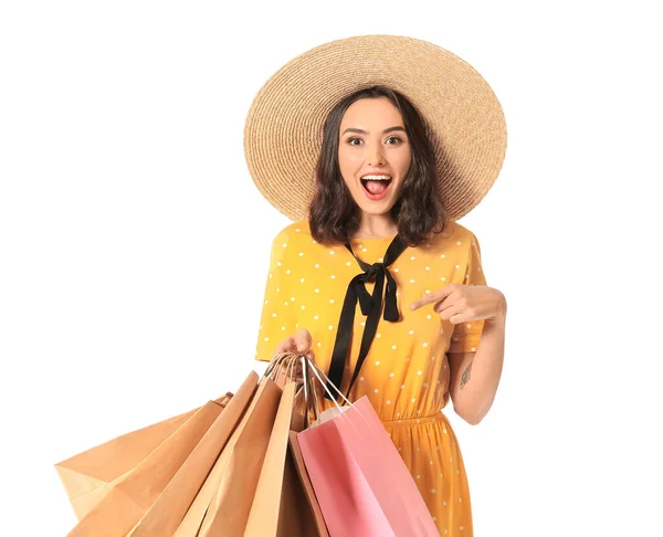 Schöne Junge Frau Mit Einkaufstaschen Auf Weißem Hintergrund — Stockfoto