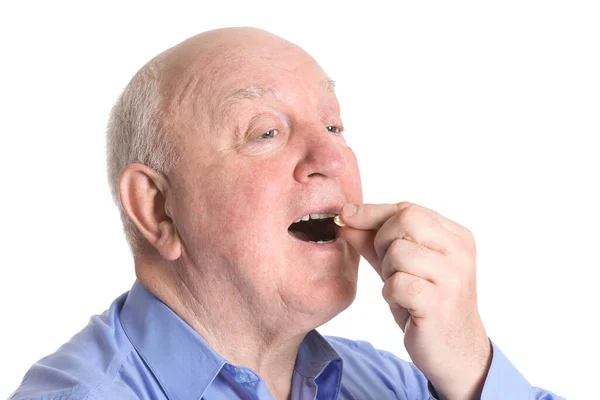 Homem Sênior Com Óleo Peixe Sobre Fundo Branco — Fotografia de Stock