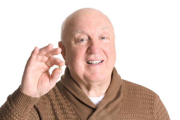 Старший мужчина с рыбьим жиром на белом фоне
