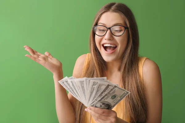 Mulher Feliz Bonita Com Dinheiro Fundo Cor — Fotografia de Stock