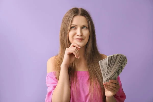Красивая Заботливая Женщина Деньгами Цветном Фоне — стоковое фото