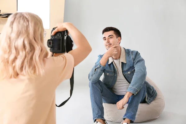 Professional Photographer Working Model Studio — Stock Photo, Image