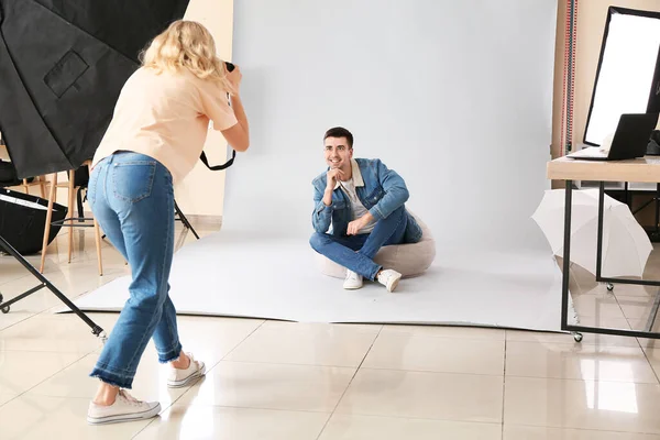 Professionell Fotograf Arbetar Med Modell Studio — Stockfoto