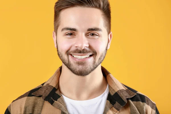 Guapo Joven Sonriente Sobre Fondo Color — Foto de Stock