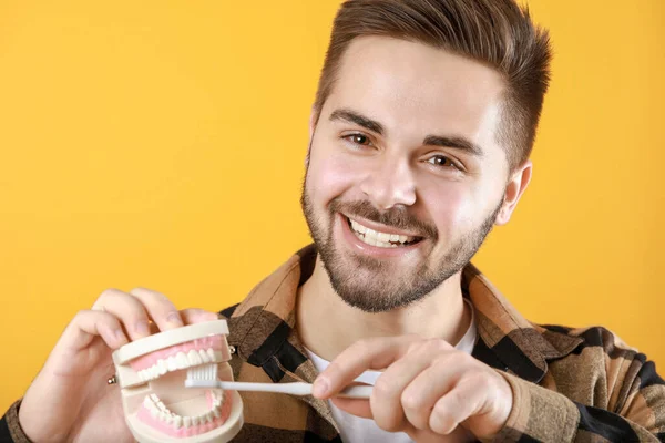 Happy Lachende Jongeman Met Tandenborstel Plastic Kaak Model Kleur Achtergrond — Stockfoto