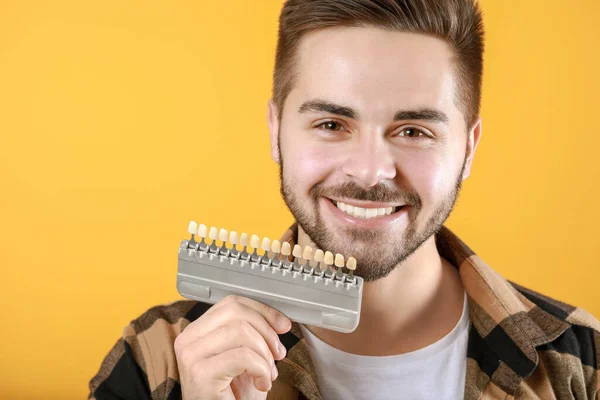 Mladý Muž Barvami Zubů Vzorky Žlutém Pozadí — Stock fotografie