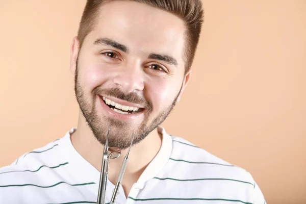 Feliz Joven Sonriente Con Herramientas Dentista Sobre Fondo Color —  Fotos de Stock