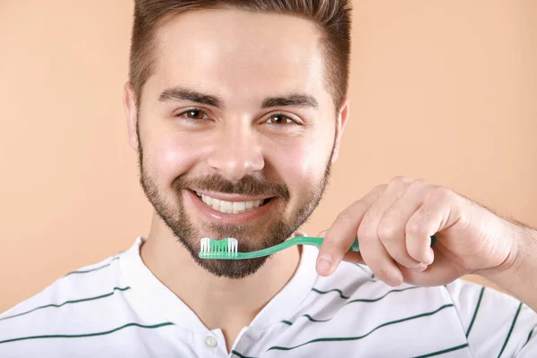 Gelukkig Glimlachen Jongeman Met Tandenborstel Kleur Achtergrond — Stockfoto