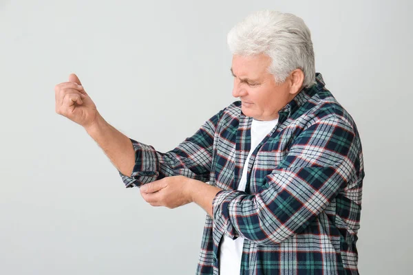 Starší Muž Trpící Parkinsonovým Syndromem Šedém Pozadí — Stock fotografie