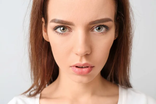 Mujer Joven Con Hermoso Maquillaje Sobre Fondo Claro — Foto de Stock