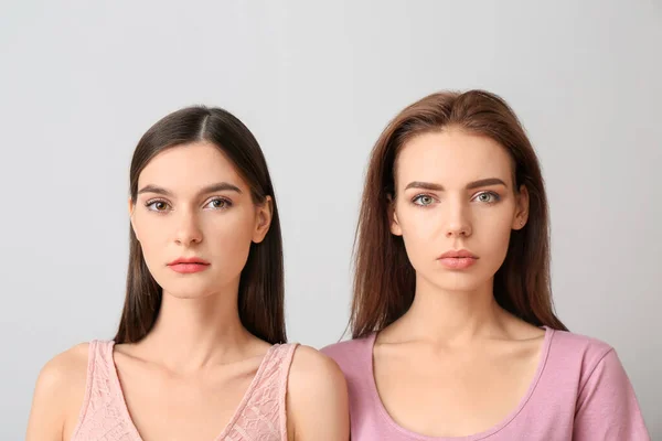 Mujeres Jóvenes Con Hermoso Maquillaje Sobre Fondo Claro — Foto de Stock