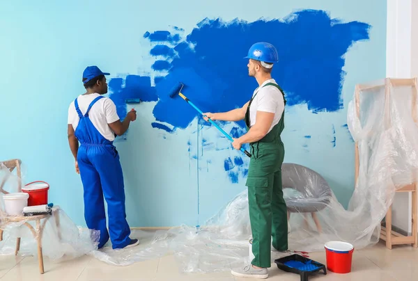 Pintores Masculinos Haciendo Reparación Habitación — Foto de Stock