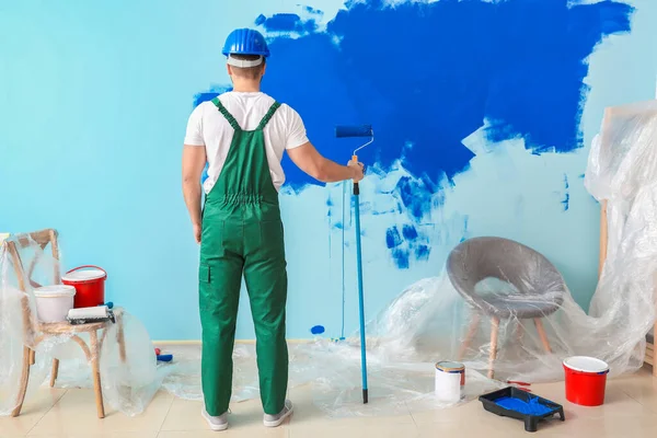 Hombre Trabajador Pintura Pared Habitación — Foto de Stock