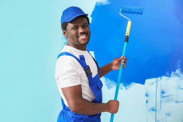 Male Worker Painting Wall Room — Stock Photo, Image