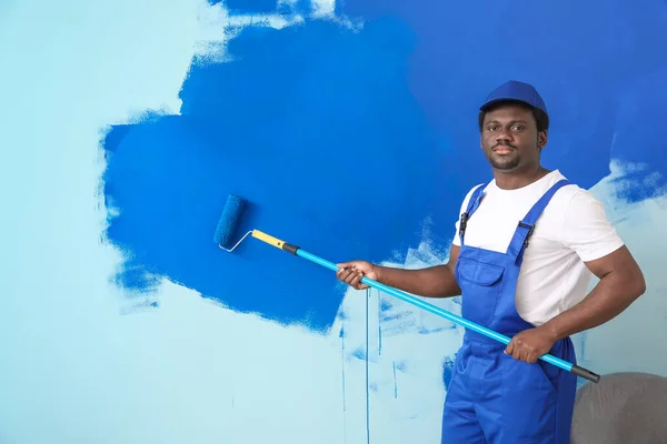 Mannelijke Werknemer Schilderen Muur Kamer — Stockfoto
