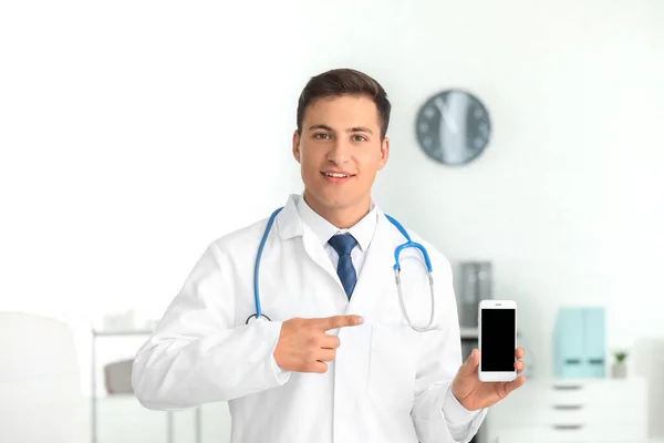 Мужской Врач Мобильным Телефоном Клинике — стоковое фото