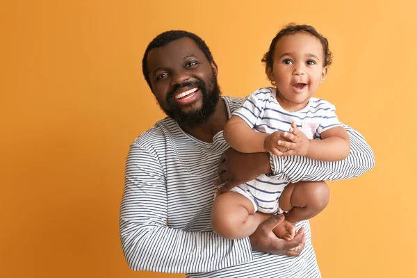 Felice Uomo Afro Americano Con Bambino Carino Sfondo Colore — Foto Stock