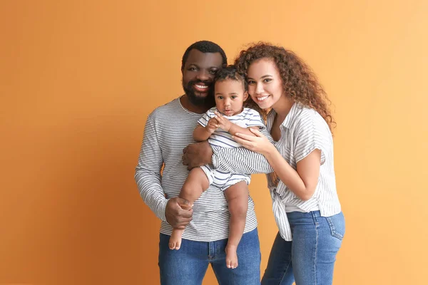 Boldog Afro Amerikai Szülők Aranyos Baba Színes Háttér — Stock Fotó