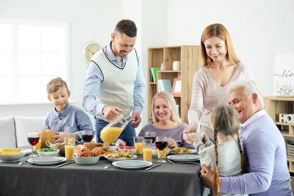 Familia Celebrando Día Acción Gracias Casa — Foto de Stock