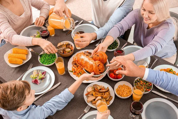 Familie Viert Thanksgiving Day Thuis — Stockfoto