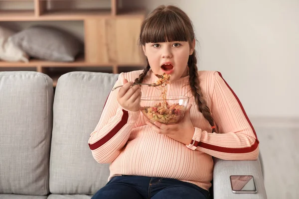 Chica Con Sobrepeso Comiendo Ensalada Saludable Casa —  Fotos de Stock