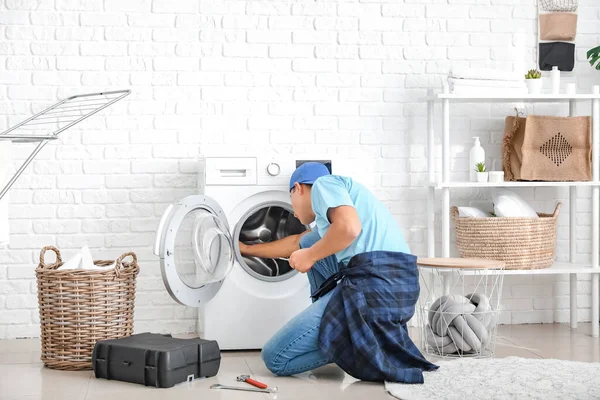 Worker Repairing Washing Machine Laundry Room — Stock Photo, Image