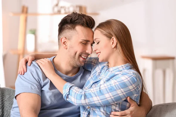 Retrato Feliz Pareja Joven Casa — Foto de Stock