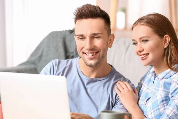 Feliz Pareja Joven Con Portátil Casa — Foto de Stock