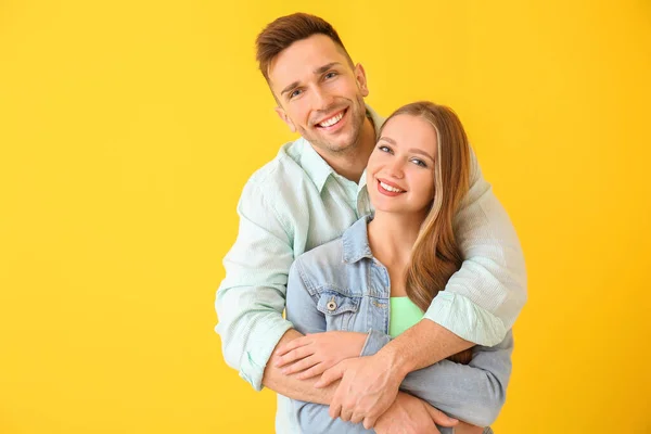 Feliz Joven Pareja Fondo Color — Foto de Stock