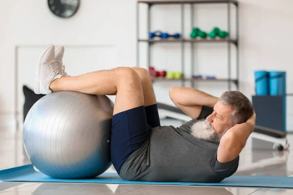Sporty Elderly Man Training Gym — Stock Photo, Image