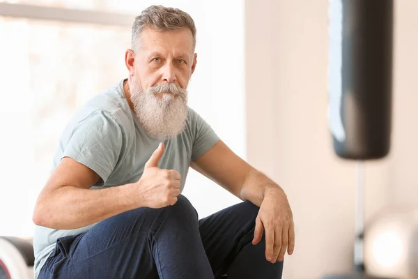 Sporty Elderly Man Showing Thumb Gym — Stock Photo, Image