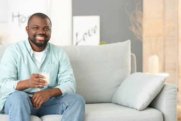 Hombre Afroamericano Bebiendo Leche Casa — Foto de Stock