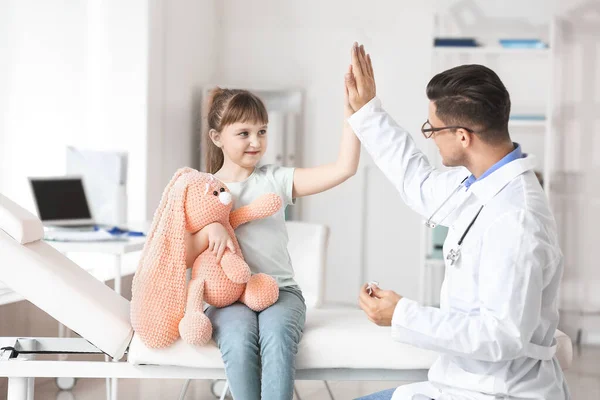 Pediatrician Little Girl Giving Each Other High Five Clinic — Stock Photo, Image