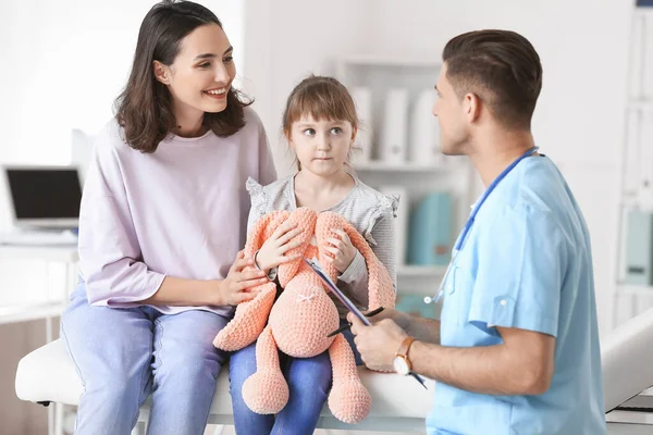 Donna Con Figlioletta Dal Pediatra Clinica — Foto Stock