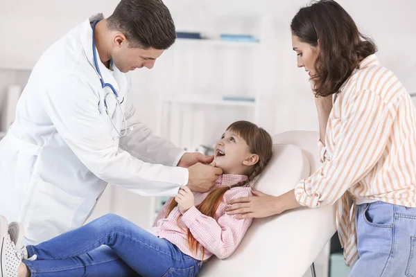 Mulher Com Pequena Filha Visitando Pediatra Clínica — Fotografia de Stock