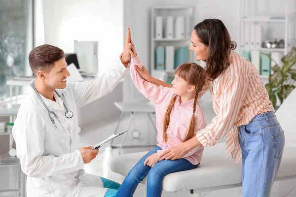 Pediatra Dziewczynka Przybijają Sobie Piątkę Klinice — Zdjęcie stockowe