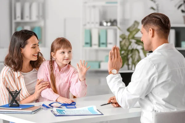 Pediatrician Little Girl Giving Each Other High Five Clinic — Stock Photo, Image