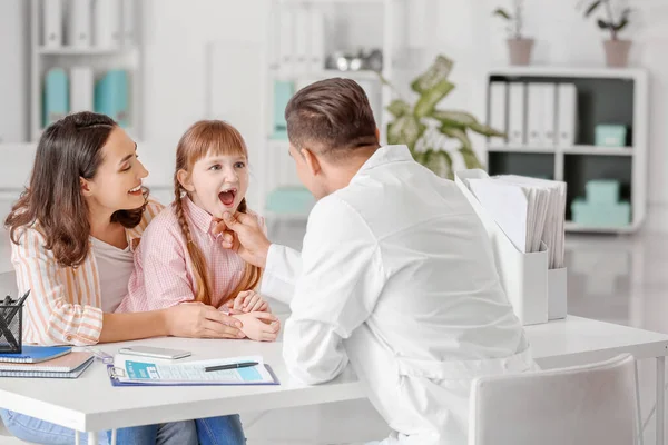 带着小女儿到诊所看儿科医生的妇女 — 图库照片